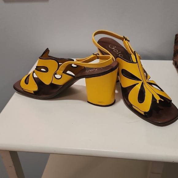 Vintage Yellow and Brown Women's Sandals - Picture 3 of 11